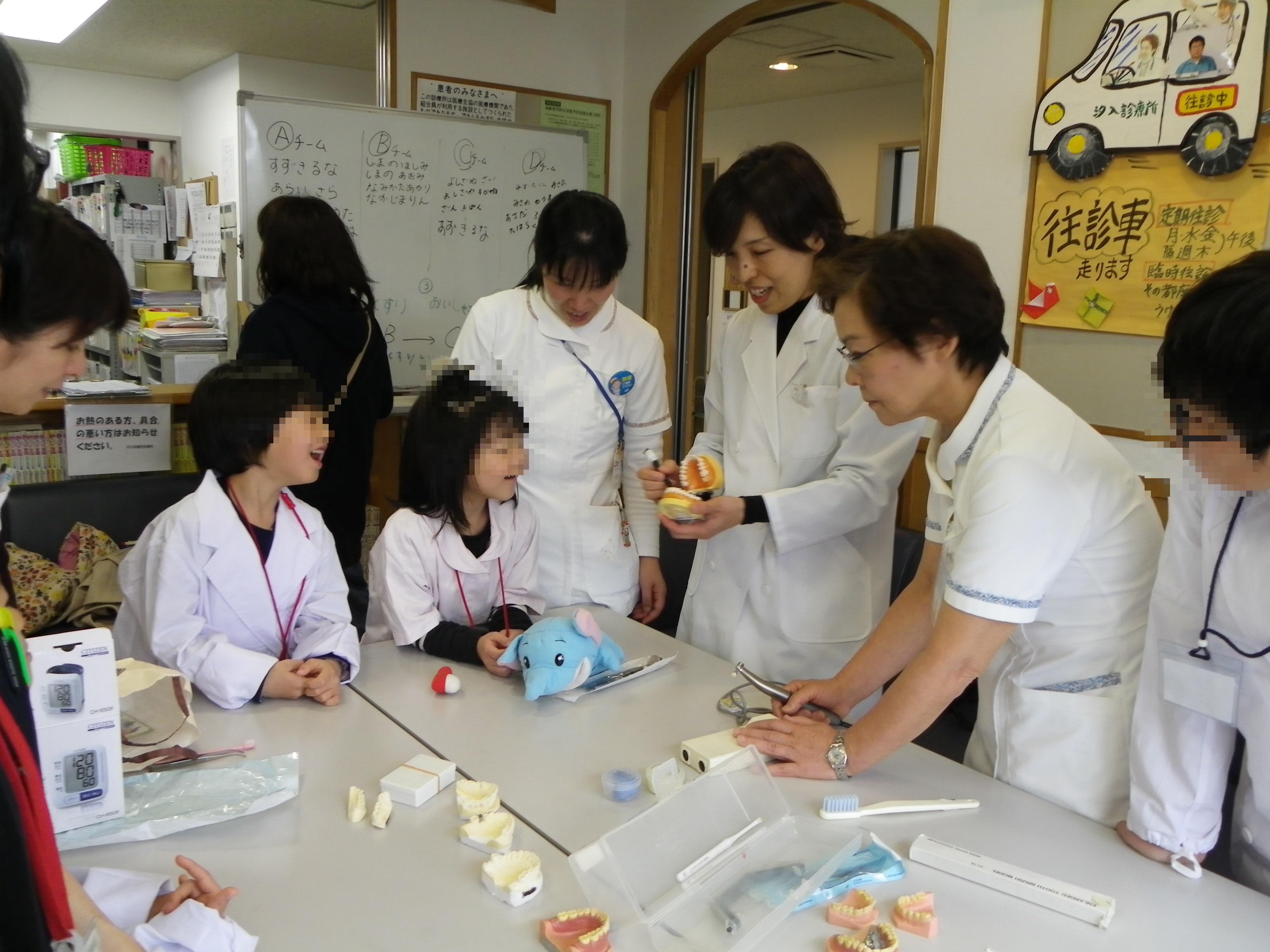 @歯の模型をマーカーで汚して「歯のクリーニング」