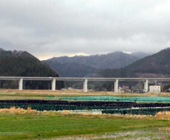 遠くに山積みにされている放射性汚染物